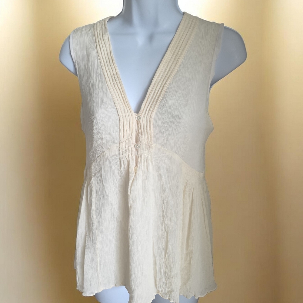 ✨️2/$15Banana Republic Heritage Collection Butter Creme SILK buttoned Top Medium